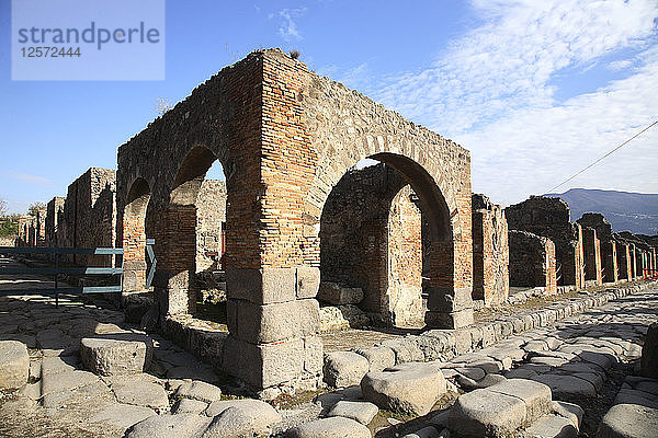 Ein Gebäude in Pompeji  Italien. Künstler: Samuel Magal