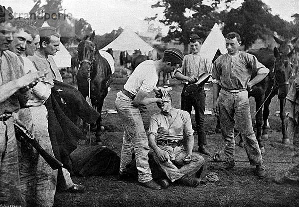 Kavalleristen bei der Vorbereitung einer Sonntagsparade  1896. Künstler: Ritter