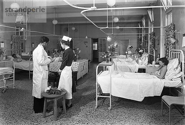 Die Krankenstation für Frauen im Montague Hospital  Mexborough  South Yorkshire  1959. Künstler: Michael Walters