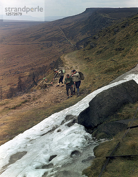 Wanderer auf Stanage Edge  Hathersage  Derbyshire  1964. Künstler: Michael Walters