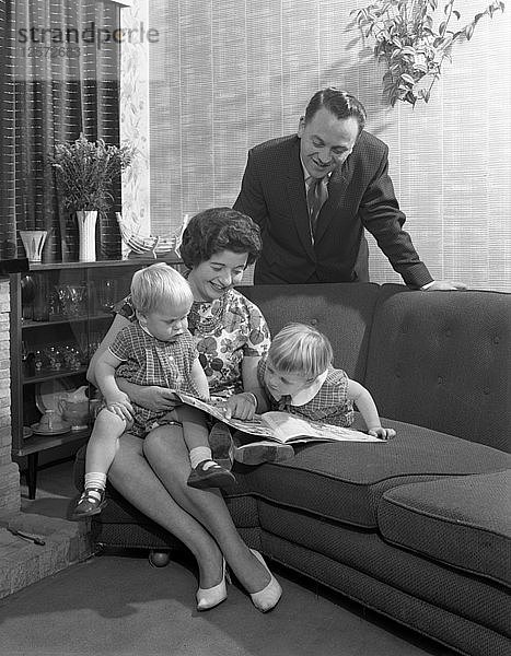 Familiengruppe beim Betrachten einer Broschüre  Doncaster  South Yorkshire  1963. Künstler: Michael Walters