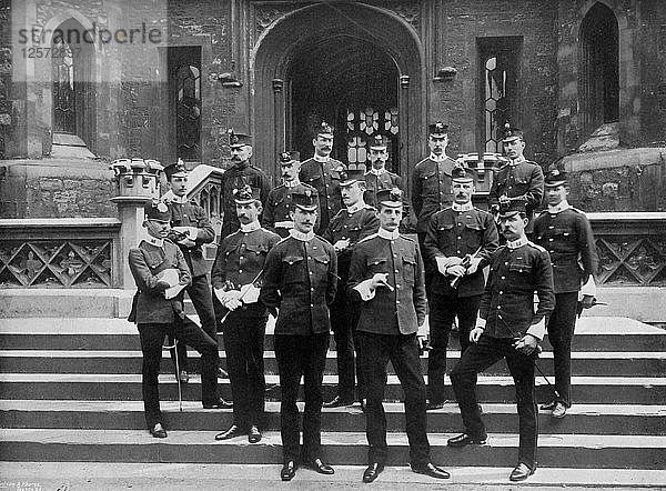 Offiziere des 1. Suffolk-Regiments im Tower von London  1895 (1896)  Künstler: WW Rouch