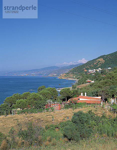 Blick nach Osten entlang der Nordküste bei Cefalu  Sizilien  Italien.