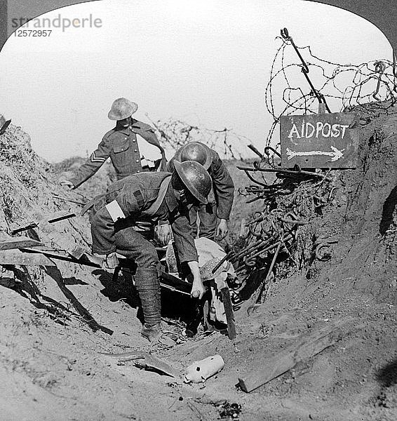 Transport eines verwundeten Soldaten zu einem Erste-Hilfe-Posten  Passchendaele  Belgien  Erster Weltkrieg  1914-1918.Künstler: Realistic Travels Verlag