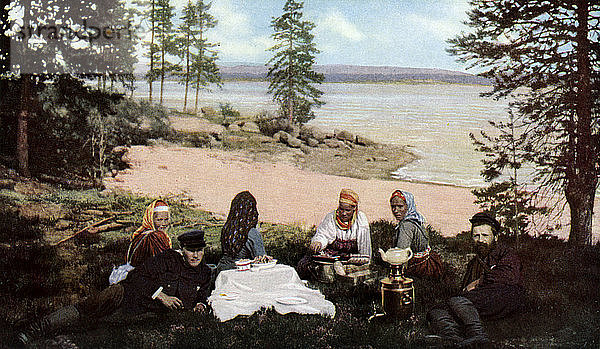 Karelier beim Tee an einem Fluss  in der Nähe von Archangel  Russland  um 1930. Künstler: Unbekannt