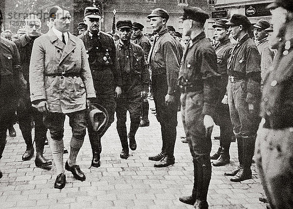 Hitler inspiziert eine Gruppe von SA-Mitgliedern während des Zweiten Weltkriegs  Deutschland  1939-1945. Künstler: Unbekannt