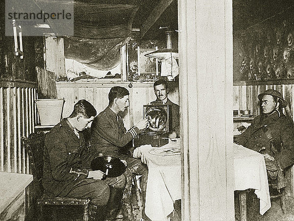 Britische Soldaten in einem erbeuteten deutschen Unterstand  Somme-Feldzug  Frankreich  Erster Weltkrieg  1916. Künstler: Unbekannt