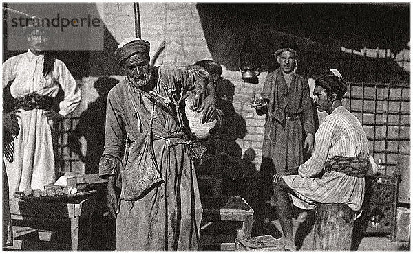 Die kostenlose Verteilung von kaltem Trinkwasser  Irak  1925. Künstler: A Kerim