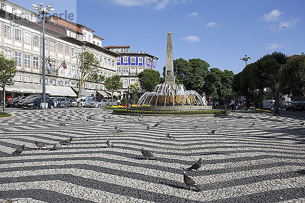 Obelisk und Springbrunnen  Platz der Republik  Braga  Portugal  2009. Künstler: Samuel Magal