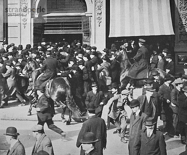 Berittene Polizei zerstreut eine Menschenmenge  Union Square  New York City  USA  Ende des 19. oder Anfang des 20. Jahrhunderts. Künstler: Unbekannt
