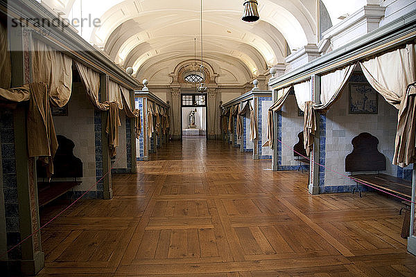 Mönchszellen im Kloster des Nationalen Platzes von Mafra (Palacio de Mafra)  Mafra  Portugal  2009. Künstler: Samuel Magal