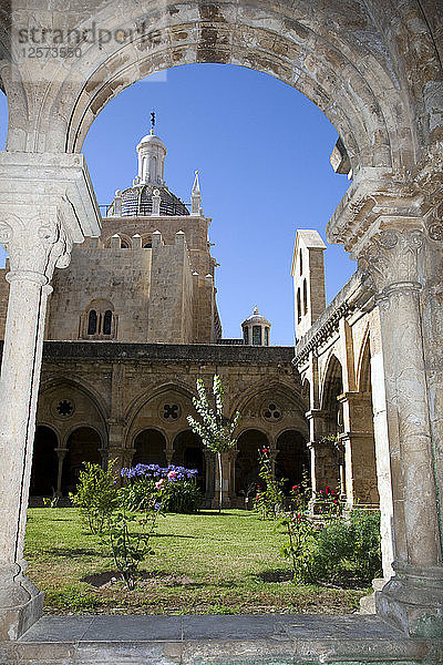 Kreuzgang und Garten  Alte Kathedrale von Coimbra  Portugal  2009. Künstler: Samuel Magal