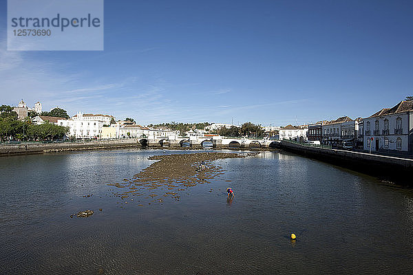 Brücke über den Fluss Gilao  Tavira  Portugal  2009. Künstler: Samuel Magal