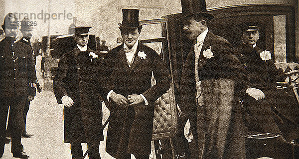 Winston Churchill bei seiner Ankunft an den Türen von St. Margarets  Westminster  an seinem Hochzeitstag  1908. Künstler: Unbekannt