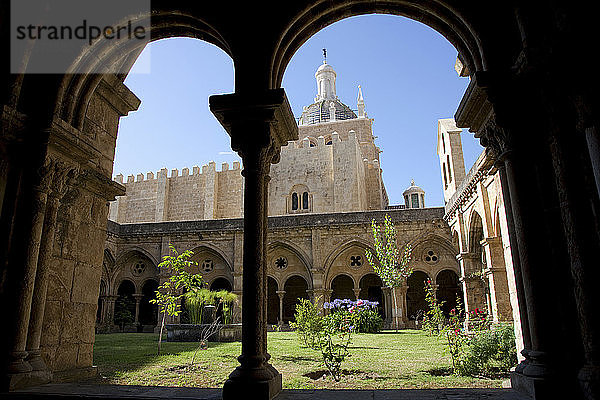 Kreuzgang und Garten  Alte Kathedrale von Coimbra  Portugal  2009. Künstler: Samuel Magal