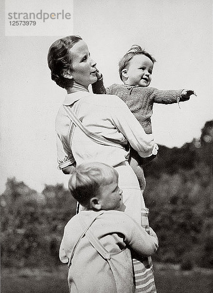 Eine glückliche Mutter  ein nationalsozialistisches Ideal  Deutschland  1936. Künstler: Unbekannt