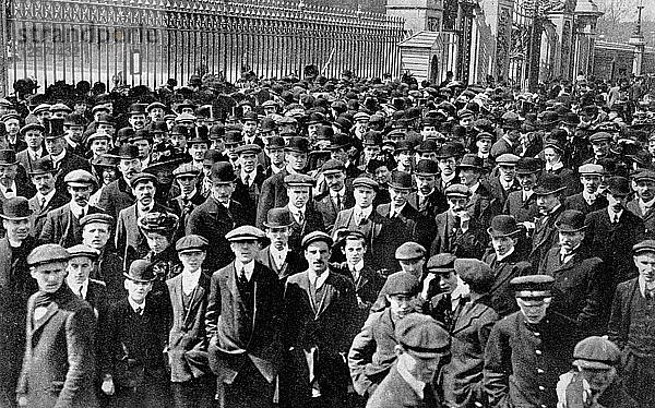 Die Menschenmenge vor dem Buckingham Palace  A Nations Apprehension  1910. Künstler: Unbekannt