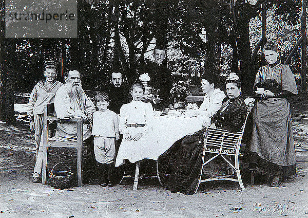 Die Familie des russischen Schriftstellers Leo Tolstoi  Ende des 19. oder Anfang des 20. Jahrhunderts. Künstler: Scherer Nabholz & Co