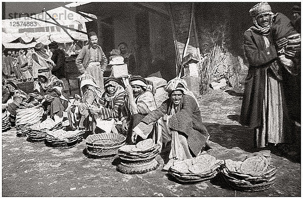 Suq El Khubur  ein einheimischer Brotmarkt  Bagdad  Irak  1925.Künstler: A Kerim