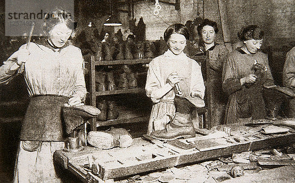 Frauen bei der Arbeit in einer Schuhreparaturfabrik  Old Kent Road  London  Erster Weltkrieg  ca. 1914-c1918. Künstler: S und G