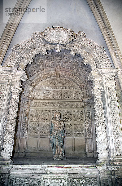 Statue der Jungfrau mit Kind  Kloster von Alcobaca  Alcobaca  Portugal  2009. Künstler: Samuel Magal