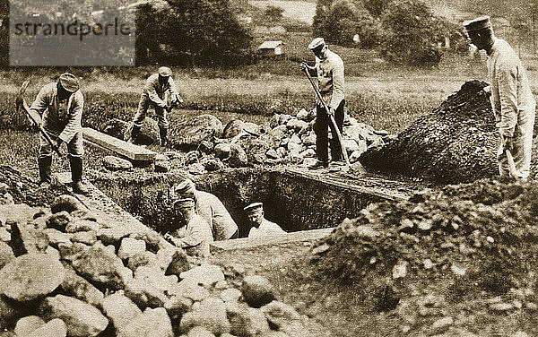 Ausheben von Massengräbern hinter den deutschen Linien  Erster Weltkrieg  ca. 1914-c1918. Künstler: Unbekannt