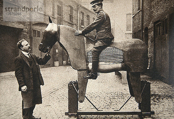 Ausbildung von Kavalleristen und Artilleristen im Reiten  Erster Weltkrieg  ca. 1914-c1918. Künstler: Clarke & Hyde