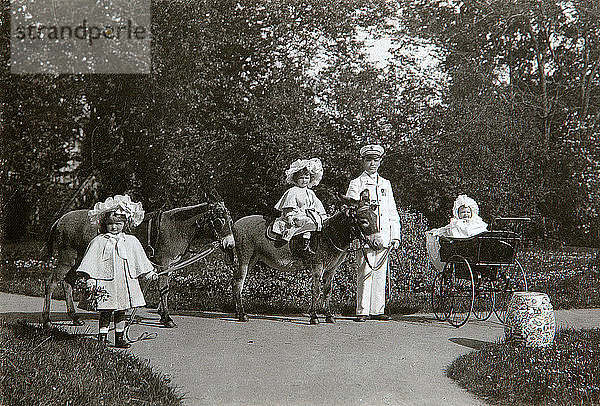 Großfürstinnen Olga  Tatjana und Maria von Russland  Zarskoje Selo  Russland  um 1899-c1900. Künstler: K. von Hahn