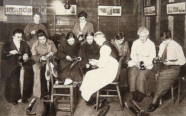 Eine Gruppe von Frauen erhält Unterricht im Reparieren von Stiefeln  Erster Weltkrieg  ca. 1914-c1918. Künstler: S und G