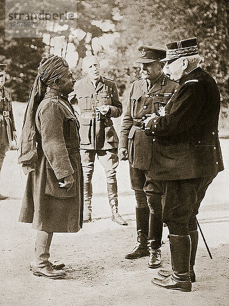 General Sir Douglas Haig stellt General Joffre dem Generalleutnant Sir Pertab Singh vor  1916. Künstler: Unbekannt