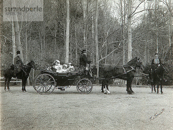 Zar Nikolaus II. von Russland mit seiner Familie im Park von Zarskoje Selo  Russland  um 1900. Künstler: K. von Hahn