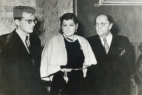Der russische Komponist Dmitri Schostakowitsch  die Sängerin Maria Maksakowa und der Schriftsteller Aleksey Tolstoy  1943. Künstler: Unbekannt