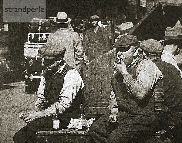 Tagelöhner bei Hot Dog und Limonade  Battery Park  New York  USA  Anfang der 1930er Jahre. Künstler: Unbekannt