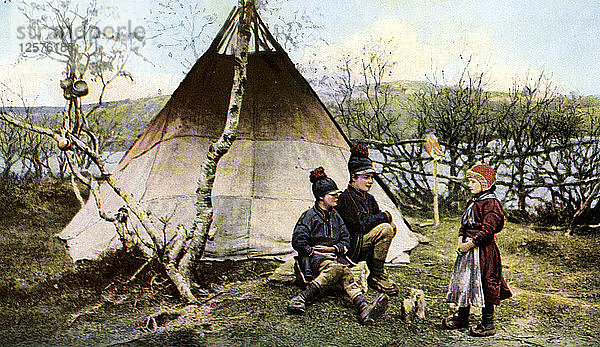 Menschen mit einem traditionellen Zelt  Lappland  Schweden  um 1923. Künstler: Unbekannt