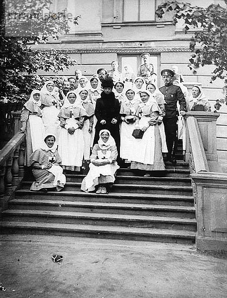 Zarenwitwe Maria Feodorowna von Russland mit Krankenschwestern vor einem Krankenhaus  Russland  1916. Künstler: Unbekannt