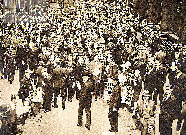 Menschenmenge vor der Londoner Börse nach dem Zusammenbruch der Hatry-Gruppe  1929. Künstler: Unbekannt