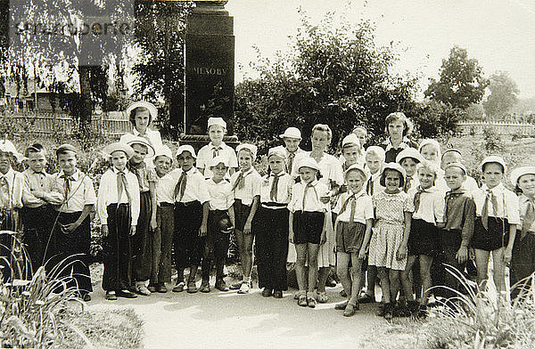 Eine Einheit der Jungen Pioniere in Jalta  Krim  UdSSR  1950er Jahre. Künstler: Unbekannt