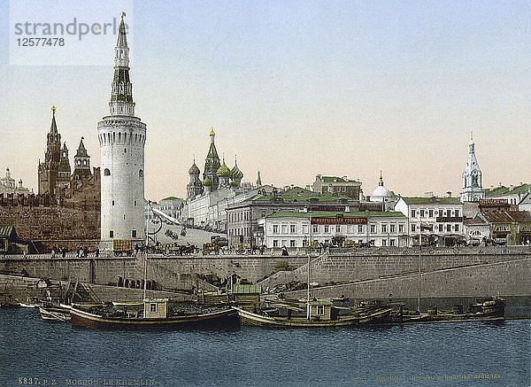 Blick auf den St.-Basil-Steilhang  von der Moskwa aus gesehen  Moskau  Russland  um 1890-c1905. Künstler: Anon