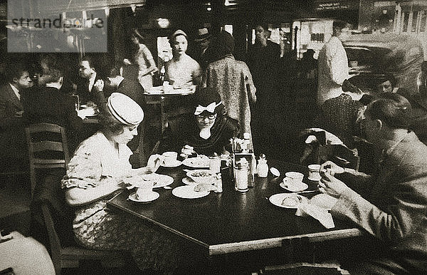 Büroangestellte beim Mittagessen in einem Restaurant  New York  USA  Anfang der 1930er Jahre. Künstler: Unbekannt
