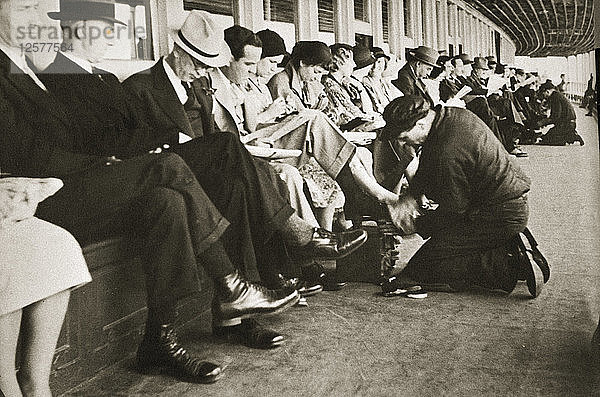 Schuhputzer bei der Arbeit an Bord der Staten Island Ferry  New York  USA  ca. 1920er bis 1930er Jahre. Künstler: Unbekannt