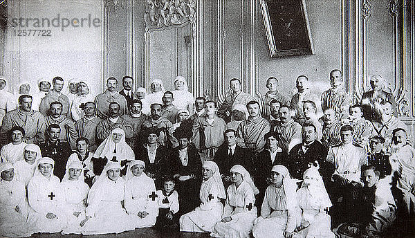 Zarin Maria Fjodorowna von Russland beim Besuch eines Krankenhauses in Kiew  1915. Künstler: Unbekannt
