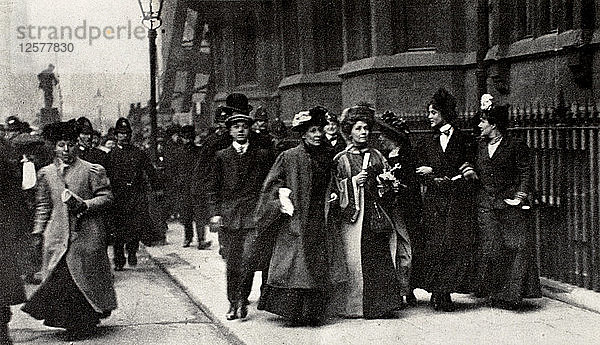 Emmeline Pankhurst  britische Suffragettenführerin  trägt eine Petition  London  13. Februar 1908. Künstler: Unbekannt