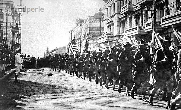 Parade der amerikanischen Truppen in Wladiwostok  Russland  1918. Künstler: Anon
