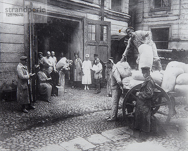 Entladen von Lebensmitteln  Haus der Wissenschaftler  Petrograd  Russland  ca. 1920-c1924(?). Künstler: Unbekannt