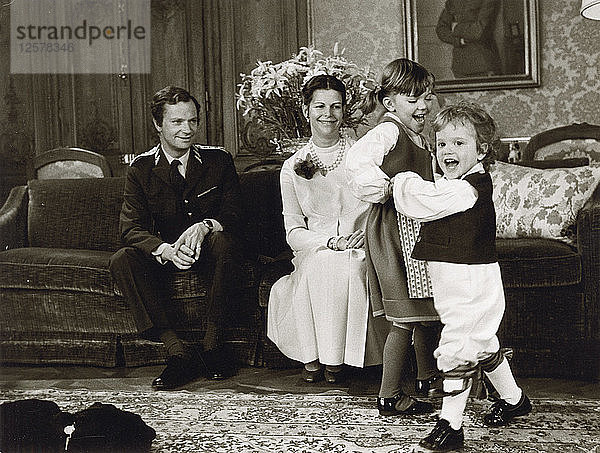 Die schwedische Königsfamilie bei ihrem offiziellen Weihnachtsfototermin  1981. Künstler: Unbekannt