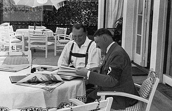 Hermann Göring und Adolf Hitler in seinem Haus in Obersalzberg  Bayern  Deutschland  1936. Künstler: Unbekannt
