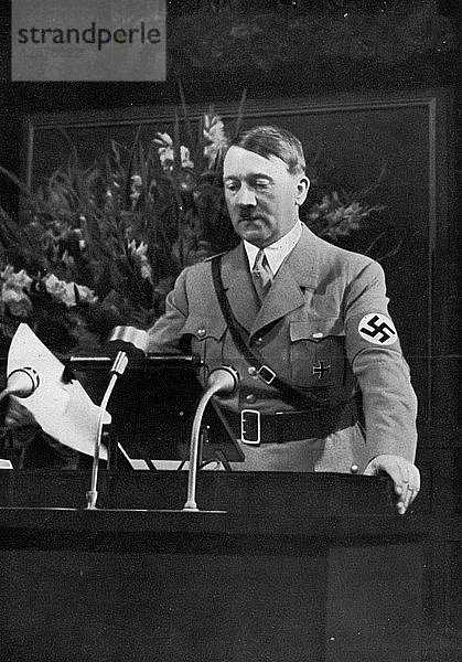 Adolf Hitler hält eine Rede  Nürnberg  Deutschland  1935. Künstler: Unbekannt