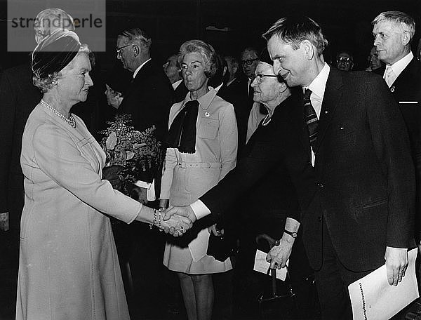 Prinzessin Sibylla trifft Premierminister Olof Palme in der Stockholmer Konzerthalle  Schweden  1969. Künstler: Unbekannt