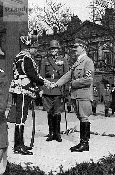 Adolf Hitler am Volkstrauertag am Kriegerdenkmal  Berlin  Deutschland  1935. Künstler: Unbekannt