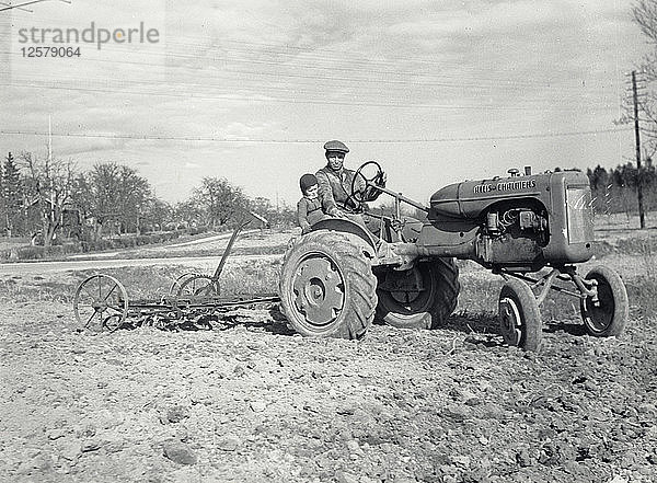 Eggen mit einem Allis-Chalmers-Traktor  Schweden  1950. Künstler: Torkel Lindeberg